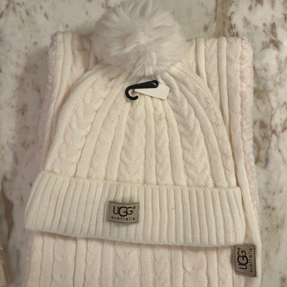 - UGG Winter White pom pom hat infinity scarf & glove set NWT - Picture 2 of 5